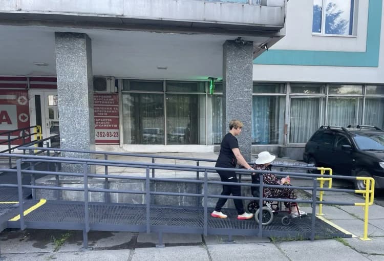 Нові пандуси покращили доступність Всеукраїнського центру материнства та дитинства