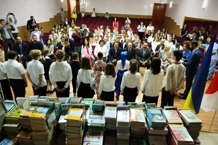 Українські школи отримали підручники та сучасне навчальне обладнання