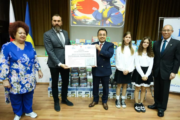 Українські школи отримали підручники та сучасне навчальне обладнання